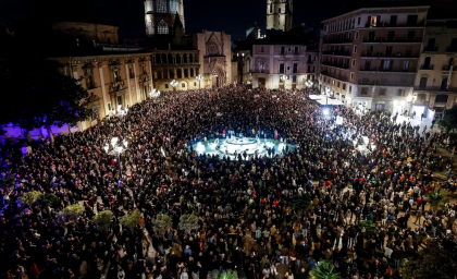 Aproape 100.000 de persoane au manifestat la Valencia, pentru a denunţa gestionarea inundaţiilor: „Nu au murit, au fost uciși!” Aproape 100.000 de persoane au manifestat la Valencia, pentru a denunţa gestionarea inundaţiilor: „Nu au murit, au fost uciși!”