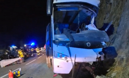 Trei morţi şi 14 răniţi în stare critică după ce un autocar plin cu pasageri s-a izbit de o stâncă, pe un drum montan din Franţa Trei morţi şi 14 răniţi în stare critică după ce un autocar plin cu pasageri s-a izbit de o stâncă, pe un drum montan din Franţa