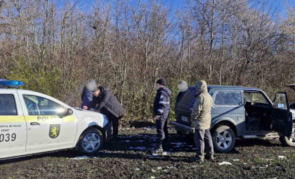 Mai multe persoane s-au ales cu amenzi, după ce au fost prinse în timp ce tăiau copaci ilegal. Ce alte încălcări au depistat inspectori de mediu - FOTO
Mai multe persoane s-au ales cu amenzi, după ce au fost prinse în timp ce tăiau copaci ilegal. Ce alte încălcări au depistat inspectori de mediu - FOTO