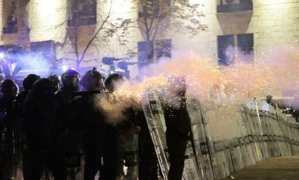 Noi proteste în Georgia. Poliţia foloseşte un tun cu apă şi gaze lacrimogene împotriva manifestanţilor pro-UE - VIDEO