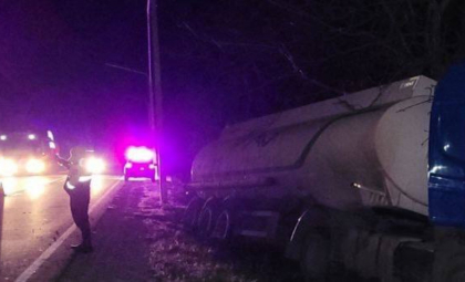 Accident cumplit la Taraclia. Un bărbat a decedat, după ce a fost lovit de un camion în timp ce traversa strada neregulamentar - FOTO