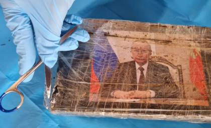 Un bărbat a fost prins cu pachete de droguri de 11 milioane de dolari, unele cu fotografia lui Vladimir Putin pe ele - FOTO Un bărbat a fost prins cu pachete de droguri de 11 milioane de dolari, unele cu fotografia lui Vladimir Putin pe ele - FOTO