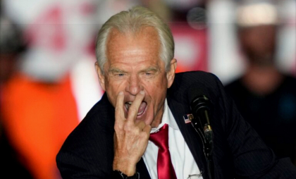 Trump îl numeşte din nou consilier pentru comerţ pe Peter Navarro, recent ieşit din închisoare
Trump îl numeşte din nou consilier pentru comerţ pe Peter Navarro, recent ieşit din închisoare