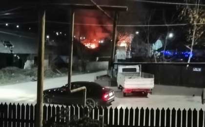 Incendiu puternic în orașul Hîncești: Acoperișul unei case ars aproape în totalitate - FOTO 