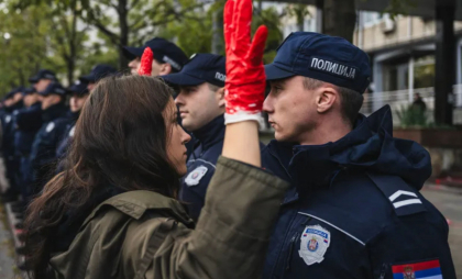 Proteste în zeci de universități din Serbia la o lună după prăbușirea acoperișului unei gări care a ucis 14 persoane. Studenții boicotează cursurile. Mesaje puternice anti-Vucic: „Ai sânge pe mâini” - VIDEO Proteste în zeci de universități din Serbia la o lună după prăbușirea acoperișului unei gări care a ucis 14 persoane. Studenții boicotează cursurile. Mesaje puternice anti-Vucic: „Ai sânge pe mâini” - VIDEO
