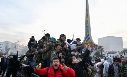 Sirienii au ieşit pe străzi în Damasc pentru a sărbători căderea regimului Assad. Imagini de pe străzile Siriei - VIDEO Sirienii au ieşit pe străzi în Damasc pentru a sărbători căderea regimului Assad. Imagini de pe străzile Siriei - VIDEO