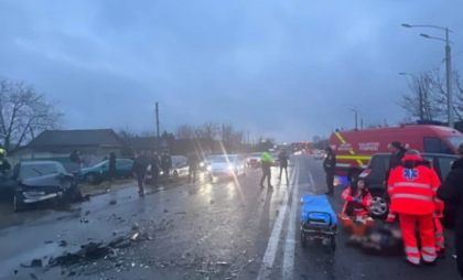 Grav accident la Comrat. Trei automobile s-au ciocnit violent. Martor: „Sunt răniți” - FOTO/VIDEO