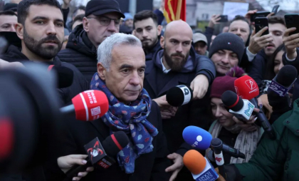 Călin Georgescu a mers la secție să voteze. El cere deschiderea urnelor pentru că „buletinele sunt tipărite” şi „românii vor să voteze” Călin Georgescu a mers la secție să voteze. El cere deschiderea urnelor pentru că „buletinele sunt tipărite” şi „românii vor să voteze”