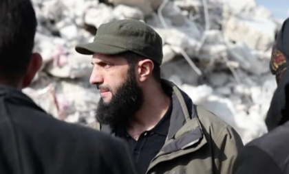Cine este Abu Mohammed al-Julani, liderul rebelilor care au dărâmat regimul Bashar al-Assad din Siria. Fost membru al-Qaeda, închis de americani timp de cinci ani. Organizația sa, Hayat Tahrir al-Sham, este etichetată drept organizație „teroristă” de către ONU Cine este Abu Mohammed al-Julani, liderul rebelilor care au dărâmat regimul Bashar al-Assad din Siria. Fost membru al-Qaeda, închis de americani timp de cinci ani. Organizația sa, Hayat Tahrir al-Sham, este etichetată drept organizație „teroristă” de către ONU