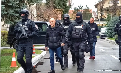 Prima declarație a lui Horațiu Potra, după ce a fost săltat de polițiști. Un câine de urmă inspectează mașina - VIDEO