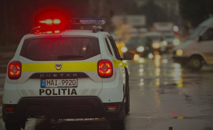 Se circulă în condiții de ploaie și vizibilitate redusă. Poliția reamintește șoferilor și pietonilor să fie prudenți