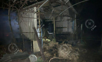 Aproape 400 de baloți de fân și paie au ars la o casă din stânga Nistrului: Pompierii au luptat cu flăcările mai bine de două ore - FOTO