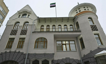 Ambasada Siriei în Rusia a arborat steagul opoziției. Sfidare pentru tiranul Bashar al-Assad, adăpostit la Moscova de Putin Ambasada Siriei în Rusia a arborat steagul opoziției. Sfidare pentru tiranul Bashar al-Assad, adăpostit la Moscova de Putin