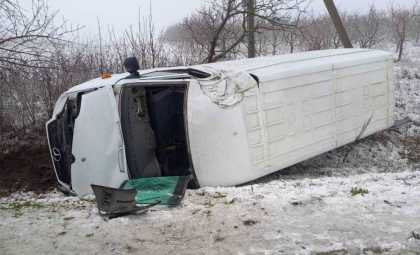 S-a născut în cămașă. Un șofer a rămas nevătămat, după ce s-a răsturnat cu microbuzul pe marginea drumului, la Soroca. Imagini surprinse de la locul accidentului - FOTO S-a născut în cămașă. Un șofer a rămas nevătămat, după ce s-a răsturnat cu microbuzul pe marginea drumului, la Soroca. Imagini surprinse de la locul accidentului - FOTO