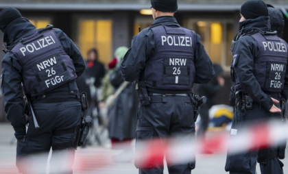 Poliția germană a arestat trei tineri cu „profundă simpatie” pentru ISIS care plănuiau un atac terorist