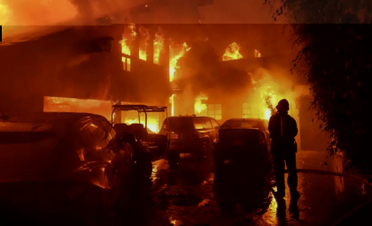 Incendiu puternic de vegetaţie în Malibu. Dick Van Dyke şi Cher, printre miile de persoane care fug din calea focului - VIDEO Incendiu puternic de vegetaţie în Malibu. Dick Van Dyke şi Cher, printre miile de persoane care fug din calea focului - VIDEO
