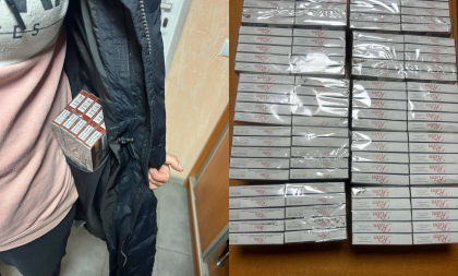 Ingeniozitate maximă: O femeie a încercat să treacă vama cu 100 de pachete de țigări, ascunse în căptușeala hainei - FOTO Ingeniozitate maximă: O femeie a încercat să treacă vama cu 100 de pachete de țigări, ascunse în căptușeala hainei - FOTO