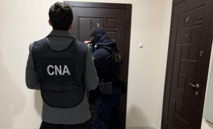Percheziții la Bălți. Un avocat și un complice - reținuți de ofițerii CNA: Ar fi primit aproape 50 mii de euro în schimbul promisiunii de a influența deciziile unor procurori și judecători - FOTO Percheziții la Bălți. Un avocat și un complice - reținuți de ofițerii CNA: Ar fi primit aproape 50 mii de euro în schimbul promisiunii de a influența deciziile unor procurori și judecători - FOTO