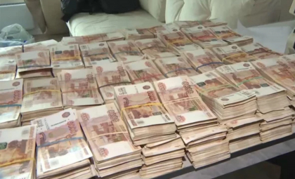 Ar putea sta 10 ani la închisoare, după ce a furat peste un miliard de ruble dintr-o bancă din Rusia: Un moldovean - reținut pe aeroportul din Soci - FOTO Ar putea sta 10 ani la închisoare, după ce a furat peste un miliard de ruble dintr-o bancă din Rusia: Un moldovean - reținut pe aeroportul din Soci - FOTO