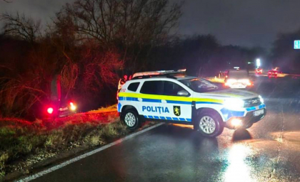 O mașină a derapat de pe șosea și a rămas blocată. Polițiștii din capitală au intervenit - FOTO