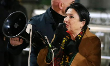 Georgia: Preşedinta Zurabişvili refuză să părăsească postul şi cheamă la noi proteste. Premierul Kobahidze avertizează din nou manifestanții că „nu va exista un Maidan”
