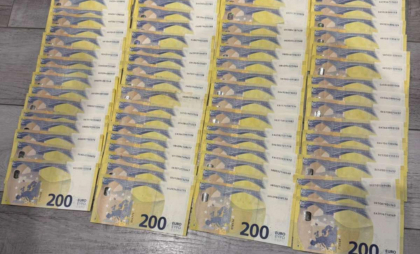Șapte persoane, printre care doi funcționari și cinci reprezentanți ai unor agenți economici - reținute de CNA în urma perchezițiilor unde sunt vizați și funcționari ai primăriei capitalei - FOTO