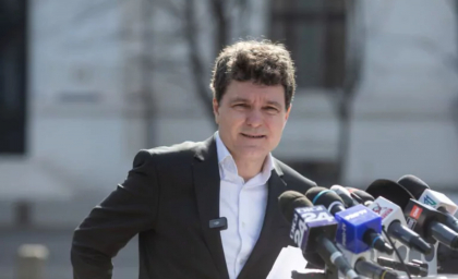Primarul Bucureștiului, Nicușor Dan: „Vă anunț că intenționez să candidez la alegerile prezidențiale din 2025. Voi candida independent, voi avea discuții cu partidele pro-europene. Va fi o luptă grea între cei care apără interesul public și cei care apără interesul de gașcă” - VIDEO Primarul Bucureștiului, Nicușor Dan: „Vă anunț că intenționez să candidez la alegerile prezidențiale din 2025. Voi candida independent, voi avea discuții cu partidele pro-europene. Va fi o luptă grea între cei care apără interesul public și cei care apără interesul de gașcă” - VIDEO