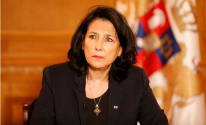 Salome Zurabișvili refuză să-și lase mandatul, acuzând fraudarea alegerilor din Georgia. O înlocuiește un fost fotbalist