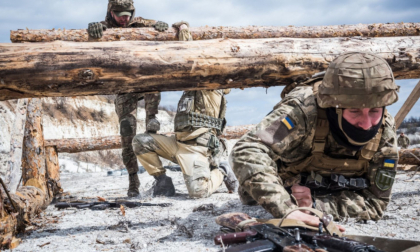 Comandanți ucraineni, acuzați de abuzuri asupra soldaților. Unul dintre ei a pus militarii să-i construiască locuința Comandanți ucraineni, acuzați de abuzuri asupra soldaților. Unul dintre ei a pus militarii să-i construiască locuința