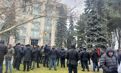 Fermierii au ieșit din nou la proteste: Aceștia au venit în fața Guvernului cu mai multe solicitări. Care sunt acestea - FOTO