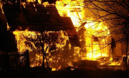 Incendiu în Cimișlia. Un bărbat a murit, după ce casa lui a fost cuprinsă de flăcări. Ce spune IGSU