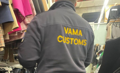 Verificări în trei centre comerciale din Briceni: Haine de circa 350 de mii de lei - ridicate de ofițerii Serviciului Vamal - FOTO