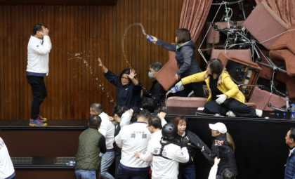 Deputații taiwanezi au făcut din nou scandal în Parlament. Au construit baricade și s-au stropit cu apă - FOTO/VIDEO