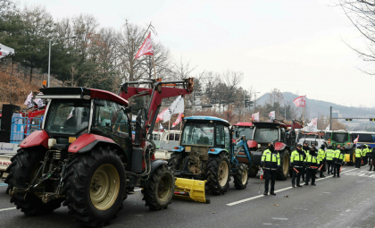 Poliţia din Coreea de Sud blochează un protest al tractoriştilor care încercau să ajungă la reşedinţa preşedintelui - FOTO Poliţia din Coreea de Sud blochează un protest al tractoriştilor care încercau să ajungă la reşedinţa preşedintelui - FOTO