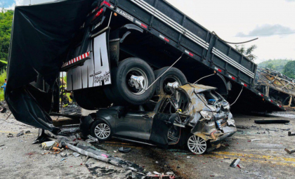 Cel mai grav accident din Brazilia din ultimii 17 ani: zeci de oameni au murit, după ce un autocar a fost lovit de un camion