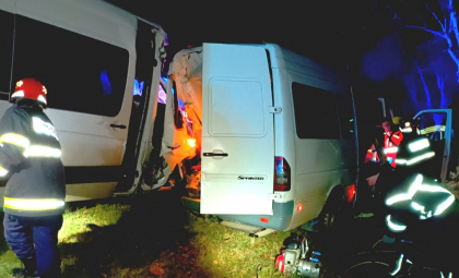 Detalii despre accidentul produs în raionul Sîngerei, între două microbuze. Trei pasageri - prinși între fiarele autovehiculului - FOTO