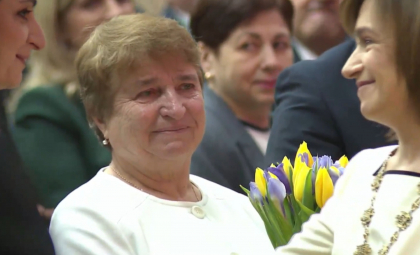 Moment emoționant. Maia Sandu i-a înmânat flori mamei sale după ce a fost investită în funcția de președinte al Republicii Moldova Moment emoționant. Maia Sandu i-a înmânat flori mamei sale după ce a fost investită în funcția de președinte al Republicii Moldova