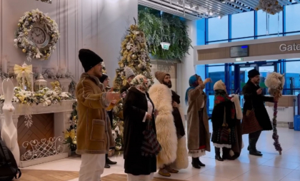 În Ajun de Crăciun, au răsunat colinde tradiționale pe Aeroportul Internațional Chișinău - VIDEO