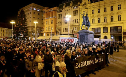 Mii de persoane au manifestat în Croaţia pentru mai multă siguranţă după un atac cu cuţitul într-o şcoală din Zagreb - VIDEO