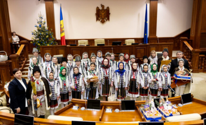 Mai mulți copii, adulți și vârstnici din întreaga țara au adus bucuria sărbătorilor de iarnă la Parlament. Cine sunt cei care au urat și colindat parlamentarii Mai mulți copii, adulți și vârstnici din întreaga țara au adus bucuria sărbătorilor de iarnă la Parlament. Cine sunt cei care au urat și colindat parlamentarii