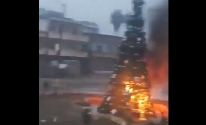 Proteste în Siria, după ce un brad de Crăciun a fost incendiat. „Cerem drepturile creştinilor”
