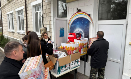 În prag de sărbători, angajații Ambasadei României în Republica Moldova au făcut o donație pentru un centru al persoanelor fără adăpost din capitală - FOTO În prag de sărbători, angajații Ambasadei României în Republica Moldova au făcut o donație pentru un centru al persoanelor fără adăpost din capitală - FOTO
