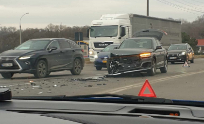 Două mașini - grav avariate, după ce s-au ciocnit pe o stradă din capitală. Imagini de la locul accidentului - FOTO