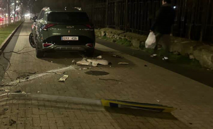 Șofer sancționat chiar în ziua de Crăciun, după ce a doborât un indicator rutier pe o stradă din capitală - FOTO Șofer sancționat chiar în ziua de Crăciun, după ce a doborât un indicator rutier pe o stradă din capitală - FOTO