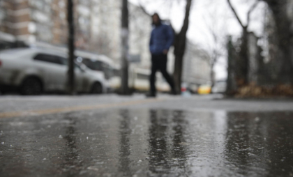 Atenție, șoferi și pietoni: Există pericolul de formare a poleiului și pe drumuri ghețuș 