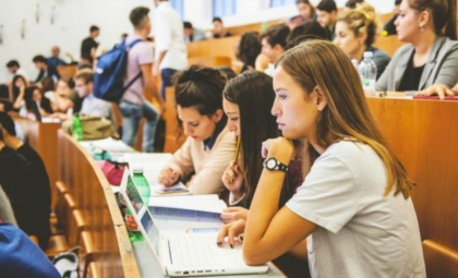 Tot mai mulți absolvenți de liceu și universități din țara noastră aleg facultățile din Republica Moldova. Datele statistice arată că circa 22 de mii au ales să-și continie studiile la noi în țară Tot mai mulți absolvenți de liceu și universități din țara noastră aleg facultățile din Republica Moldova. Datele statistice arată că circa 22 de mii au ales să-și continie studiile la noi în țară
