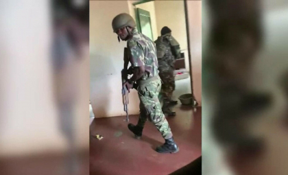 Evadare în masă dintr-o închisoare din Mozambic. Peste 6.000 de deținuți au fugit în timpul unei revolte sângeroase Evadare în masă dintr-o închisoare din Mozambic. Peste 6.000 de deținuți au fugit în timpul unei revolte sângeroase