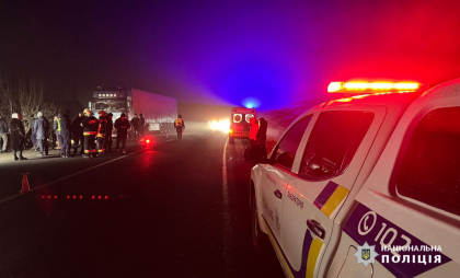 Accident tragic în Ucraina, cu implicarea unui TIR din Moldova. Cinci persoane au murit, după ce o mașină a ieșit pe contrasens și s-a lovit violent în camion - FOTO Accident tragic în Ucraina, cu implicarea unui TIR din Moldova. Cinci persoane au murit, după ce o mașină a ieșit pe contrasens și s-a lovit violent în camion - FOTO