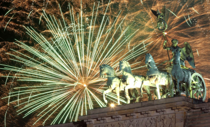 Cum a sărbătorit lumea trecerea în Anul Nou. 2025, întâmpinat cu focuri de artificii și spectacole cu drone - FOTO
