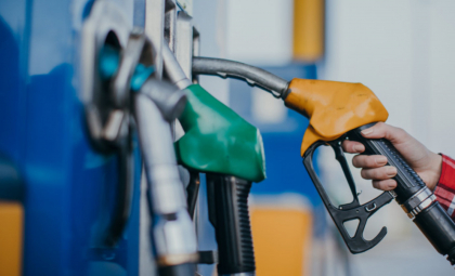 Benzina se scumpește cu 13 bani. Cât va costa în weekend un litru de motorină: Noile prețuri la carburanți, stabilite de ANRE - FOTO